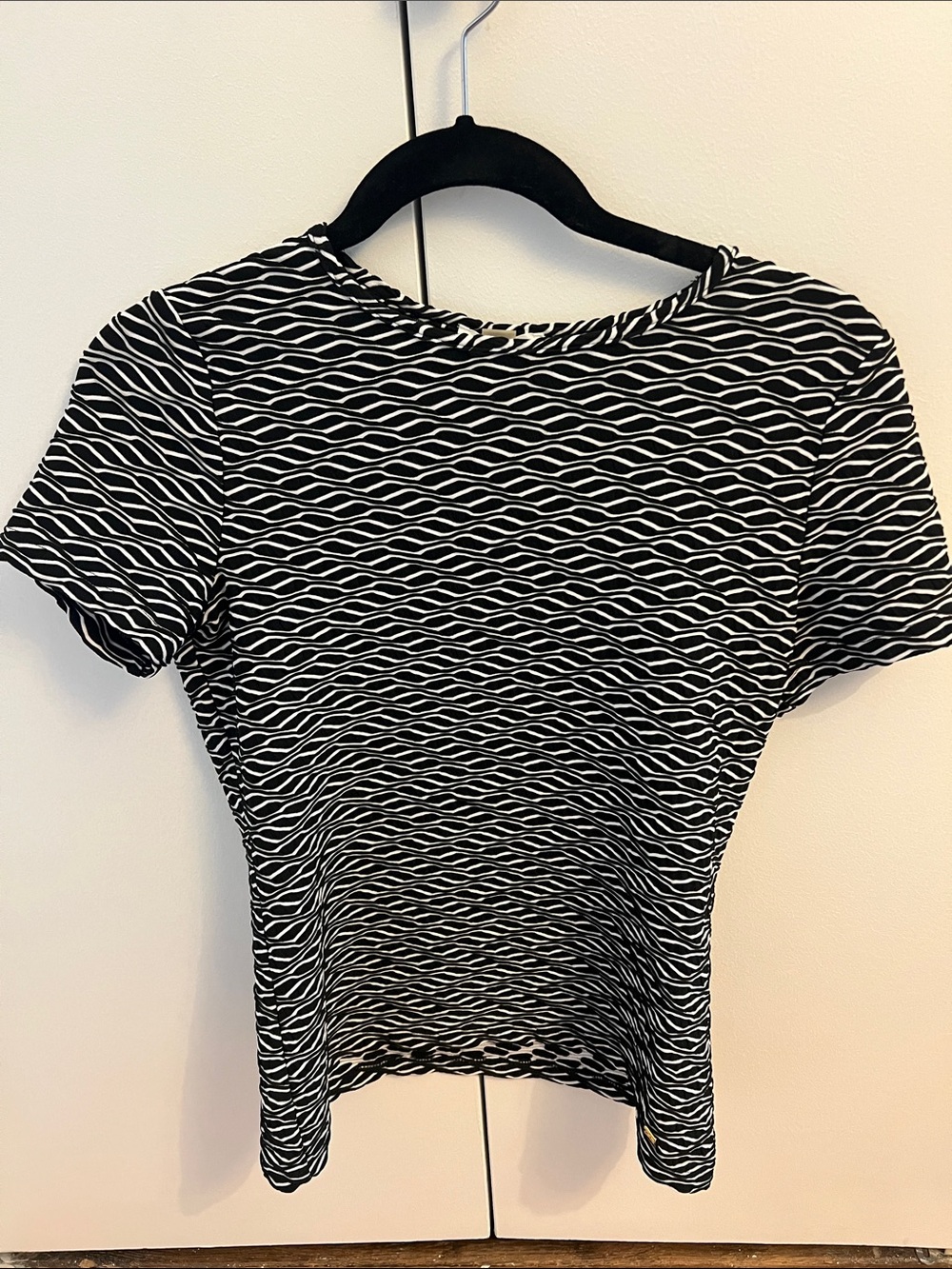 Calvin Klein Black & White Wave-Pattern Short Sleeve Tee